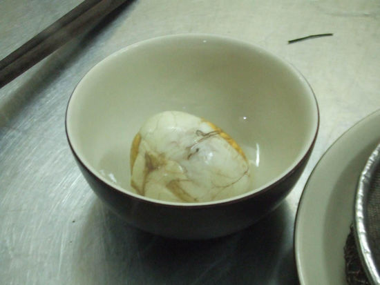 fermentiertes hühnerei ( wird 14 tage ausgebrütet )... oiso do lebt scho was drinnen *bähhh*