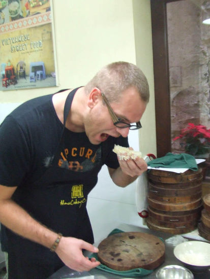 da orme bub hat scho so an hunger, der isst die dinger sogar roh