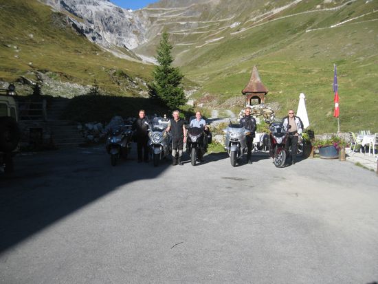 Gruppenfoto vor dem Stilfser Joch