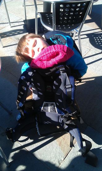 Ben schliesst nur mal kurz die Augen, weil die Sonne blendet. Schlafen will er auf keinen Fall ... hier im Golden Gate Park vor dem - Achtung: Museumscafe