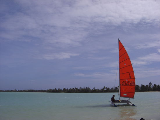 Hier war noch alles in Ordnung, 3 Wenden später kam die Fock runter und ich war bei ziemlich starkem Wind manövrierunfähig- zum Glück hat Caro mein " winken" richtig interpretiert.