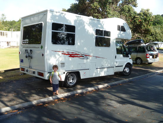 dieses Bild gehört eigentlich ganz an den Anfang, Ben voller Stolz vor seinem Wohnmobil