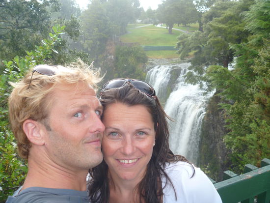 Wir vor dem krassen Wasserfall am Parkplatz neben dem Highway