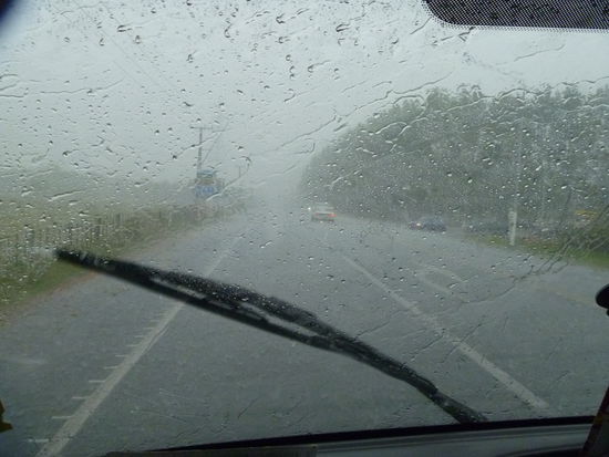 Davon hatten wir bisher auch schon genug Tage. Ich habe im Text glaub ich schon mal was von oberbergischem Wetter geschrieben. Mittlerweile habe ich die Rain -X Versiegelung auf die Scheibe aufgetragen, und siehe da- seither regnet es viel weniger