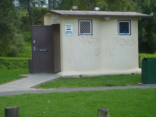 Die berühmte Hundertwassertoilette in Kawakawa, gebaut 1999