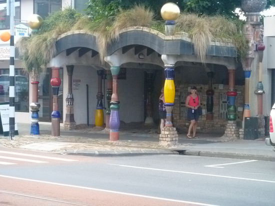 Ach nee, das war die falsche Abfahrt. Das hier ist die Toilette. Von meinen Mitreisenden wurde ich zwar ausgelacht, aber hier ist das Foto. Hier verstarb Friedensreich Hundertwasser im Jahre 2000- Also in Kawakawa...