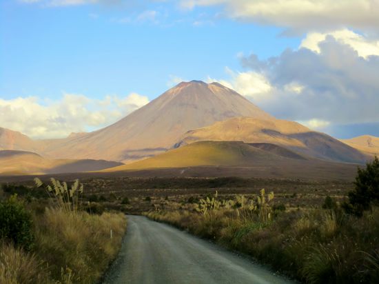Der Vulkan Mt. Ngauruhoe (2290 m) im Abendlicht