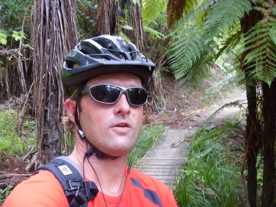 Na ja, Bilder mit Helm sehen doch immer gleich bescheiden aus