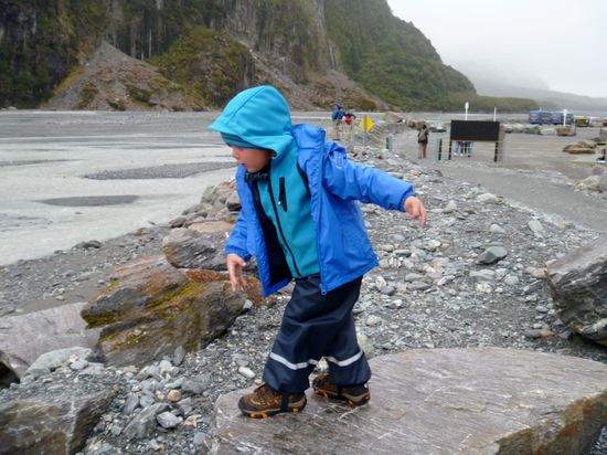 Ben bei seiner Lieblingbeschäftigung...Steineschmeißen, immer und überall