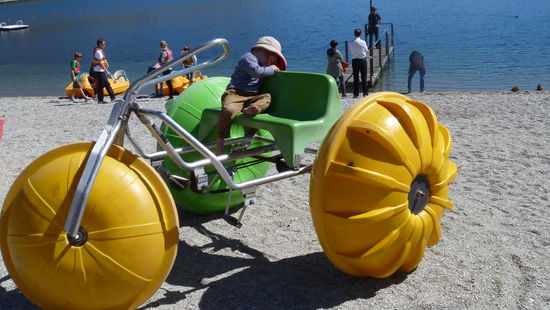 Na, wenn er unbedingt will, dann fahren wir halt damit übern See