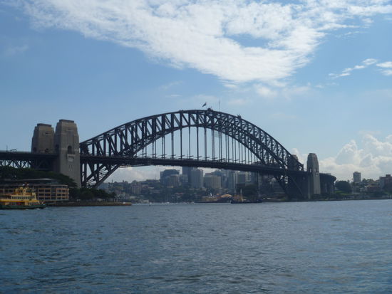 Die Sydney Harbour Bridge: Acht Jahre Bauzeit, die grösste Stahlbrücke der Welt. Zu der Zeit wurde bei uns der meiste Stahl in den Panzer IV gesteckt. Für 200 $ kann man oben rüber gehen, ich war für 11 § auf dem Turm oben. Eine sehr imposante Aussicht auf den selbsternannten schönsten Hafen der Welt. Ca. 6 Mio Nieten wurden verbaut.