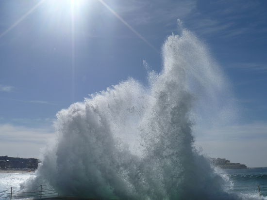 So kommen die Wellen hier am Schwimmclub an, wenn es etwas rauer ist. Das Geländer links im Bild ist ca einen Meter hoch!