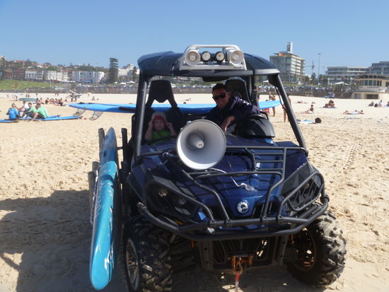 ... und die passen immer schön auf, dass hier keiner untergeht. 
Die Rettungsjungs hier sind so berühmt, dass über sie sogar eine Serie/Doku veröffentlicht wurde. Die haben wir natürlich gesehen.