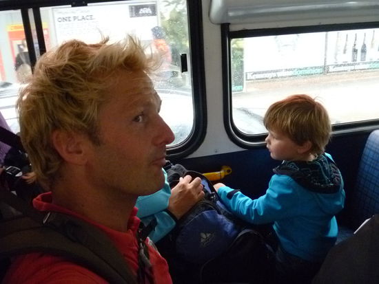 Das erste mal Traveller mit Rucksack im Bus. Die Öffentlichen waren am Ende war es teurer als mit dem Taxi- na toll.