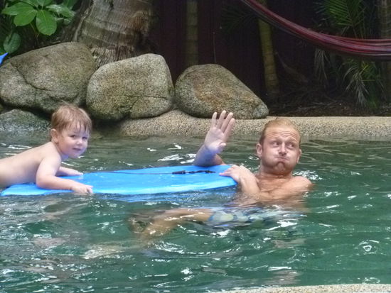 Jetzt ist Ben schon der Rettungsschwimmer- erst schmeisst er mich rein, dann kommt er mich retten.