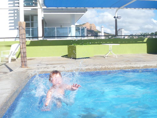 Ben kann schwimmen- und reinspringen und Arschbombe- der Stolz eines Vaters!