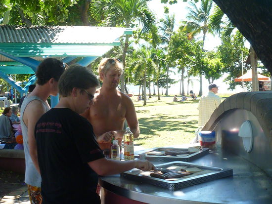 Ganz typisch Australien: Grillen am Strand, die Vorrichtungen stehen nahezu überall gratis zur Verfügung. Nebenan befindet sich ein Wasserspielplatz der seinesgleichen sucht. Da durfte sich mal ein Spielplatzarchitekt so richtig austoben. Hier in Australien mussten scheinbar keine Bänker mit Steuergeldern gerettet werden...
