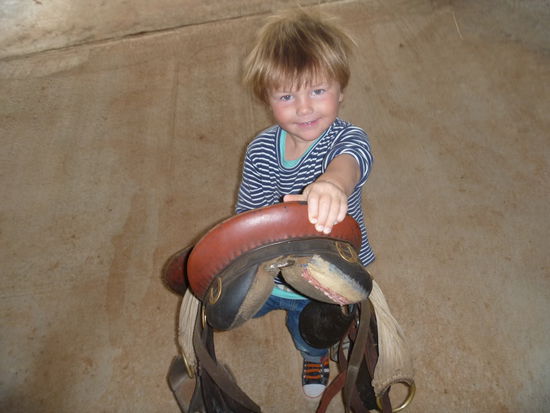 Ben musste sein Pferd selber satteln..soweit es möglich war.