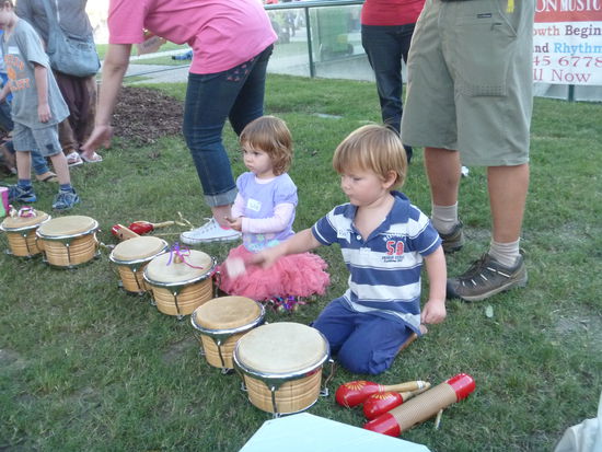 Ben bei der Trommelgruppe