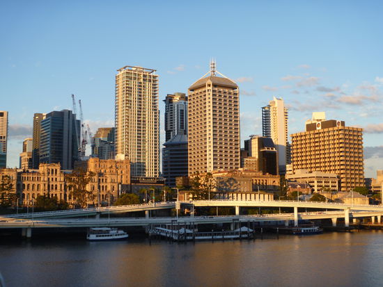 Brisbane, ein Teil der Skyline, vom Fluss aus kriegen wir nicht mehr drauf.
