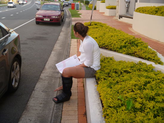 Caro mit verständlich mittelprächtiger Laune mit gebrochenem Wadenbein im Moonboot ( Vacopedäuqivalent). Das war also das kleine Joggingproblem.