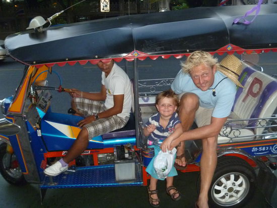 Im Tuktuk, dein traditionelles Verkehrsmittel in Bangkok. Die Fahrt war haarsträubend- aber Ben fand es toll. Das Video können wir leider nicht einstellen.