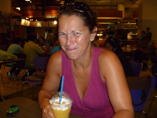 Der Smothie schmeckt hier etwas anders. Statt Früchten ist der Hauptbestandteil irgendein Glibber.