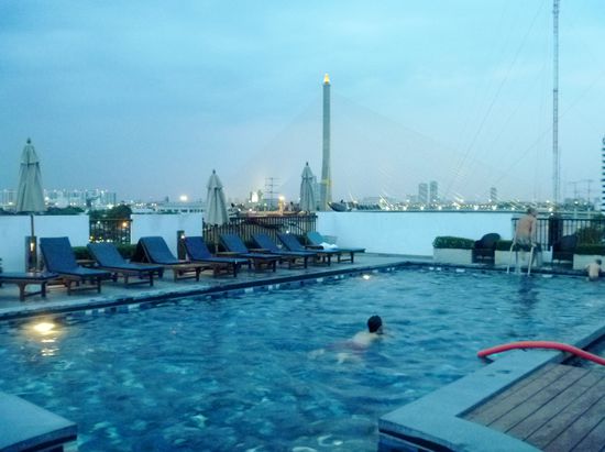Hotelpool zum Toben und relaxen mit wunderschönem Blick über Fluss und Stadt