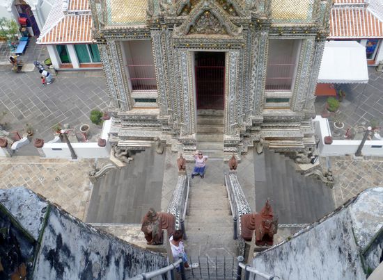 Ja, Caro mit ihrem Hinkebein kam da natürlich nicht hoch. Auch runter nur mit Jans Hilfe. War ganz schön steil und ungefähr 37°C im Schatten.