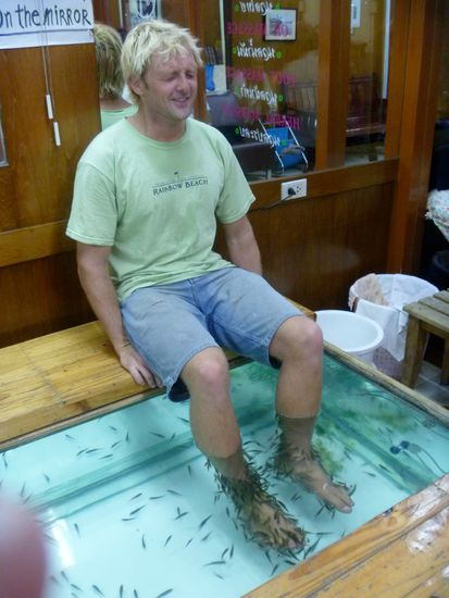 Jan beim Fish-Spa. Hatte meinen Fuß auch ca. 1 min drin. Ist auf jeden Fall ein Erlebnis...ob gut muss man selber ausprobieren.