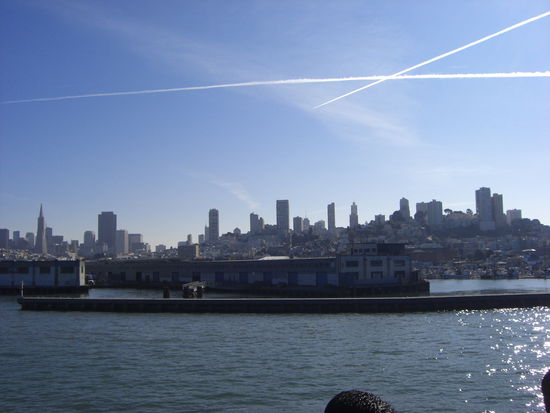 SF vom Wasser bei strahlendem Sonnenschein