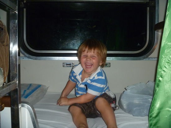 Ben war begeistert von seinem Schalfplatz...den er sich allerdings mit Caro teilte, die weniger begeistert war. Wurde doch recht eng in der Nacht mit Bens Füßen in meinem Gesicht. Aber Ben hat geschlafen wie ein Murmeltier.