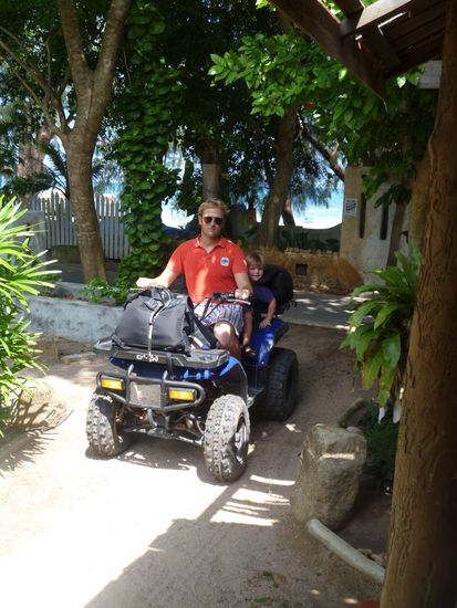 Umzug von Bungalowanlage zu Bungalowanlage 250 m weiter mit dem Quad. Wir sind schon richtige Backpacker : )