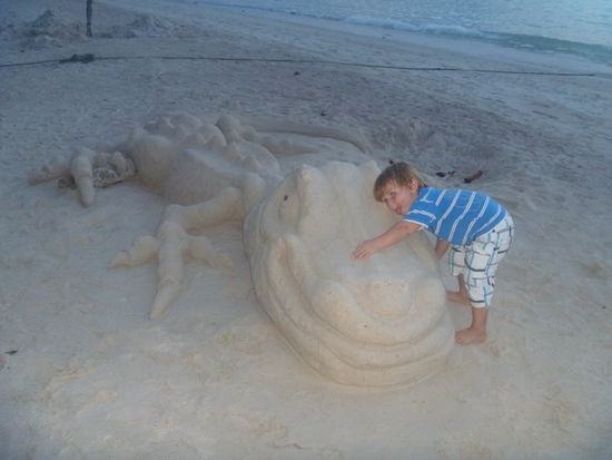 Ben und der riesige Sandgekko..danach schnell die Löcher stopfen die die innige Umarmung hinterlassen hat.