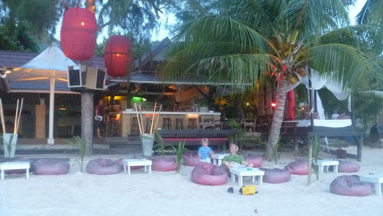 Beach Club am Strand zum Sundowner-Bier