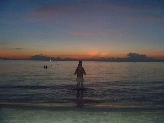 Kleine Erfrischung zum Sonnenuntergang....nicht wirklich bei ca. 35°C Wassertemeratur am Strand.