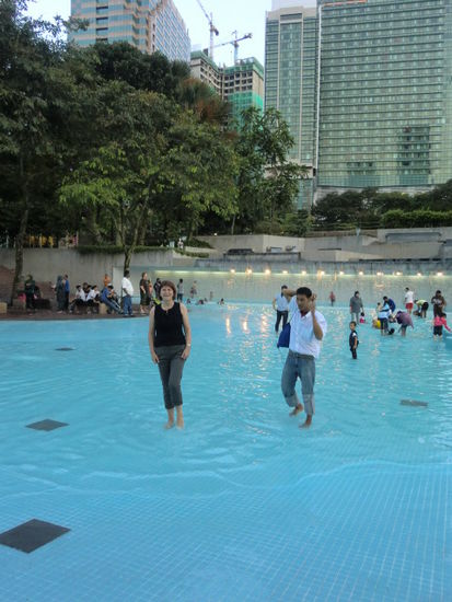Wasserspielplatz im Park vor der Petronas Towers...nicht nur für Kinder.