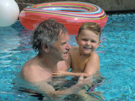 Bild mit Seltenheitswert....Opa im Pool.