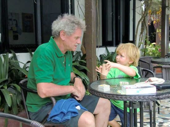 Opa und Ben bei einer Art Kniffel...Ben ist schon jetzt gut im verändern der Regeln zum eigenen Vorteil!