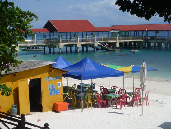 Kleines Cafe am Strand nebenan