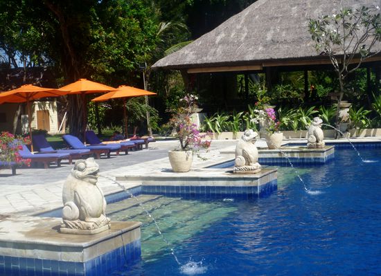 Hotelpool mit Bens Lieblingswasserspeiern.