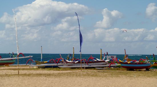 Bunte Auslegerboote am Strand von Sanur.
