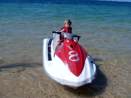 Endlich mit Papa Jetski fahren...das hat er sich schon so lange gewünscht.