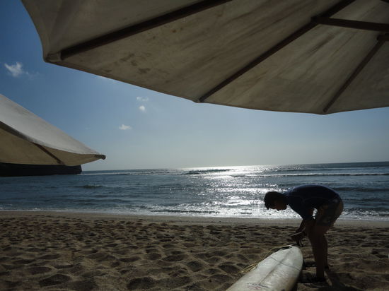 Balangan Beach am späten Nachmittag..da war das Brett noch ganz. 1 h später in 2 Hälften gebrochen : )