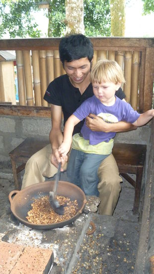Ben hilft beim Kaffee rösten.
