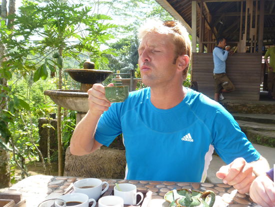 Jan beim Kopi Luwak testen..eine Delikatesse für viel Geld.