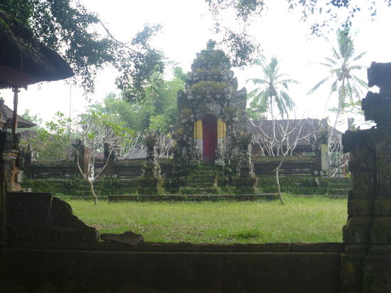 Kleine Tempelanlage am Wegesrand