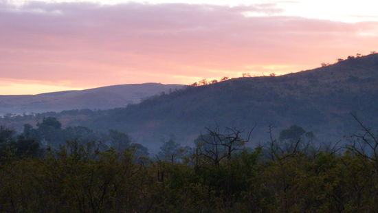 Morgenstimmung über dem NP. Hanna und ich bei der Safari um 6 am.