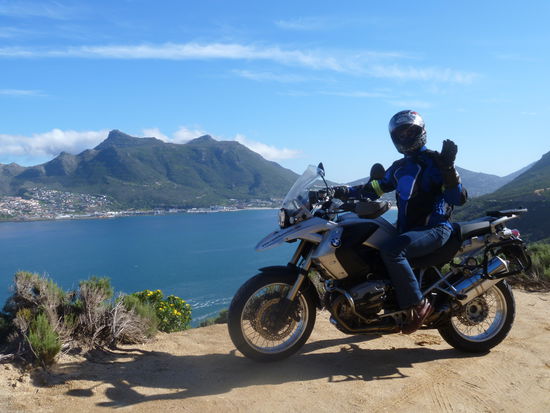 Caro hat mir zum Geburtstag ein Motorrad geliehen und mit mir einen Ausflug gemacht. 
Die Strasse entlang der Steilküste ist atemberaubend.