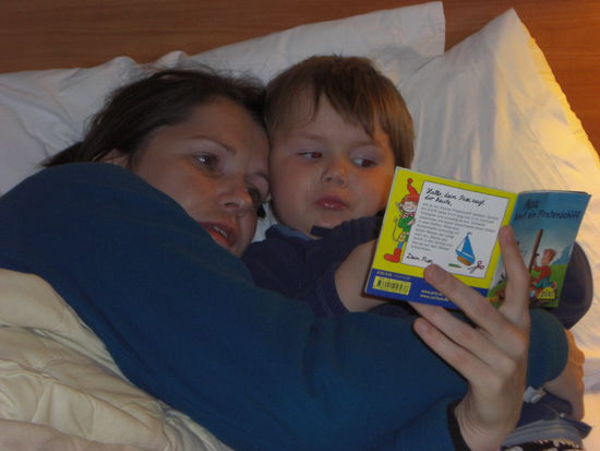 meine zwei Süssen beim Vorlesen